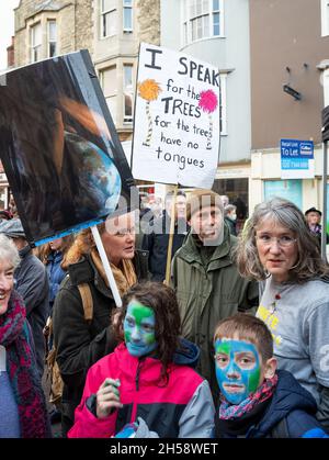 Oxford, Großbritannien. November 2021. Oxford Global Day of Action for Climate Justice. Organisiert von der COP 26-Koalition von Oxfordshire, zu der XR, Friends of the Earth, Gewerkschaftsgruppen und andere gehören, die sich um Klimagerechtigkeit sorgen. Klimaaktivisten marschierten von Manzil weg von der Cowley Road zu einer Kundgebung in der Broad Street im Stadtzentrum von Oxford. Rund 3000 Demonstranten füllten die Broad Street von Ende zu Ende. Oxford’s marsch und Kundgebung war einer von vielen, die dachten, Großbritannien zur gleichen Zeit wie Glasgows COP26-Klimagipfel. Kredit: Stephen Bell/Alamy Stockfoto