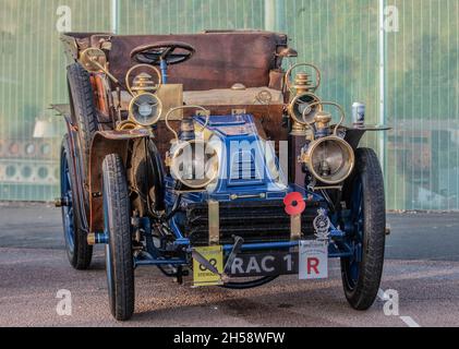 Der RM Sotheby's von London nach Brighton Veteran Car Run. Harry Lawson gründete den ersten Automobilclub in Großbritannien. Dieser Club feierte am 14. November 1896 die Verabschiedung der Light Locomotives auf dem Highway Act, indem er 60 Meilen von London nach Brighton fuhr. Mit dem Gesetz des Parlaments von 1896 wurde die Geschwindigkeitsbegrenzung für „leichte Lokomotiven“ von 4 mph auf 14 mph angehoben, die 3 Tonnen nicht überschreiten darf. Mit dem Gesetz wurde die Forderung aufgehoben, dass den Autos ein Mann zu Fuß mit einer roten Flagge vorausgehen muss. Dies ist der 125. Jahrestag Kredit: @Dmoonuk/Alamy Live News Stockfoto