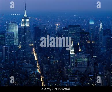 Empire State Building bei Nacht. Blick vom World Trade Center in den 1980er Jahren. Originalbild aus Carol M. Highsmith’s America, Library of Congre Stockfoto
