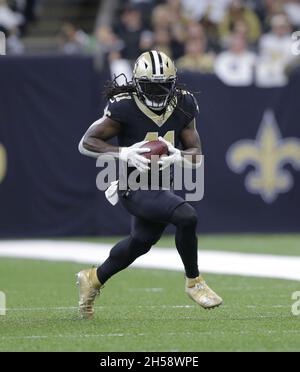 New Orleans, Usa. November 2021. New Orleans Saints läuft zurück Alvin Kamara (41) spielt den Ball gegen die Atlanta Falcons im Caesars Superdome in New Orleans am Sonntag, den 7. November 2021. Foto von AJ Sisco/UPI. Kredit: UPI/Alamy Live Nachrichten Stockfoto