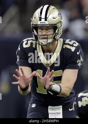 New Orleans, Usa. November 2021. Der New Orleans Saints Quarterback Trevor Siemian (15) wartet während des Spiels mit den Atlanta Falcons im Caesars Superdome in New Orleans am Sonntag, den 7. November 2021, auf den Ball. Foto von AJ Sisco/UPI. Kredit: UPI/Alamy Live Nachrichten Stockfoto