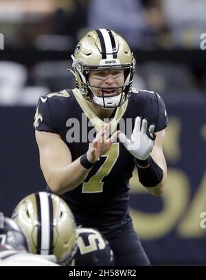 New Orleans, Usa. November 2021. Der New Orleans Saints Quarterback Taysom Hill (7) wartet am Sonntag, den 7. November 2021, auf den Einbruch gegen die Atlanta Falcons im Caesars Superdome in New Orleans. Foto von AJ Sisco/UPI. Kredit: UPI/Alamy Live Nachrichten Stockfoto