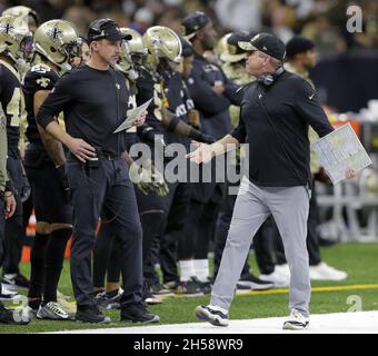 New Orleans, Usa. November 2021. Der Cheftrainer der New Orleans Saints, Sean Payton, spricht am Sonntag, den 7. November 2021, mit dem Verteidigungskoordinator der Saints, Dennis Allen, am Rande des Caesars Superdome in New Orleans. Foto von AJ Sisco/UPI. Kredit: UPI/Alamy Live Nachrichten Stockfoto