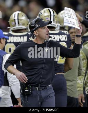 New Orleans, Usa. November 2021. Der Verteidigungskoordinator der New Orleans Saints, Dennis Allen, gibt seinen Spielern während des Spiels mit den Atlanta Falcons im Caesars Superdome in New Orleans am Sonntag, dem 7. November 2021, Anweisungen. Foto von AJ Sisco/UPI. Kredit: UPI/Alamy Live Nachrichten Stockfoto