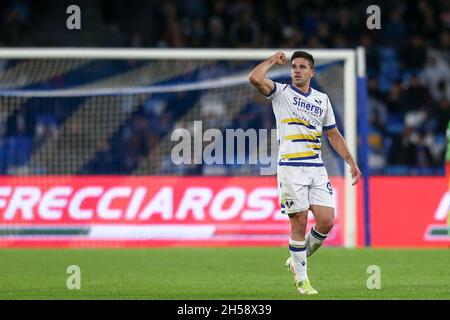 Der argentinische Stürmer von Verona, Giovanni Simeone, feiert am 7. November 2021 im Diego Armando Maradona Stadium in Neapel, Süditalien, ein Tor während des Fußballspiels der Serie A zwischen SSC Napoli und Hellas Verona. Stockfoto