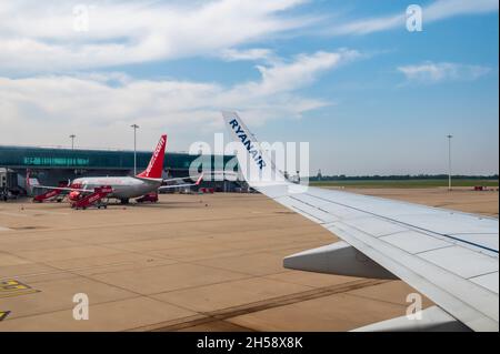 06/09/2021. Stansted Airport, Großbritannien. Ryanair-Flugzeug bereit für den Abflug, Besteuerung auf die Landebahn. Stansted Airport betrieben von der Manchester Airport Group (mag) Stockfoto