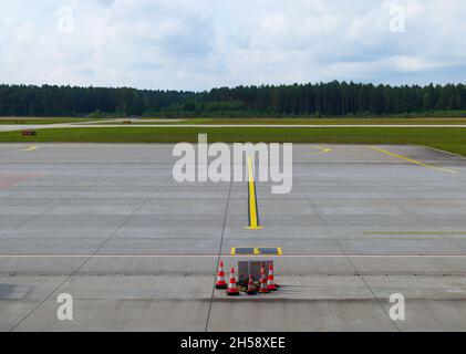 13/09/2021. Flughafen Olsztyn-Mazury, Polen. Blick auf die leere Start- und Landebahn des Flughafens, der die nordöstliche Region des polnischen Seengebietes bedient. Stockfoto