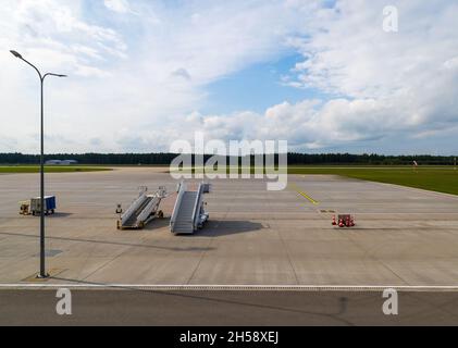 13/09/2021. Flughafen Olsztyn-Mazury, Polen. Blick auf die leere Start- und Landebahn des Flughafens, der die nordöstliche Region des polnischen Seengebietes bedient. Stockfoto