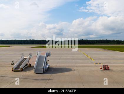 13/09/2021. Flughafen Olsztyn-Mazury, Polen. Blick auf die leere Start- und Landebahn des Flughafens, der die nordöstliche Region des polnischen Seengebietes bedient. Stockfoto