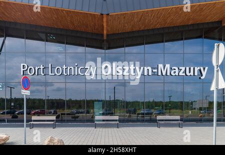 13/09/2021. Flughafen Olsztyn-Mazury, Polen. Blick auf die Fassade mit Glasstruktur des Flughafengebäudes des Hauptterminals. Stockfoto