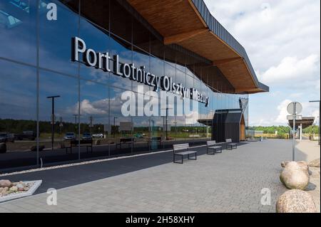 13/09/2021. Flughafen Olsztyn-Mazury, Polen. Blick auf die Fassade mit Glasstruktur des Flughafengebäudes des Hauptterminals. Stockfoto