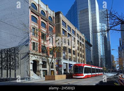 Toronto, Kanada - 7. November 2021: In der King Street im Finanzviertel von Toronto befinden sich einige alte Backsteingebäude inmitten der modernen Wolkenkratzer. Stockfoto