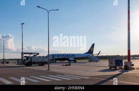 13/09/2021. Flughafen Olsztyn-Mazury, Polen. Ryanair-Flugzeug auf dem Asphalt des Flughafens, das abreisebereit ist und auf die Passagiere zum Einsteigen wartet. Stockfoto