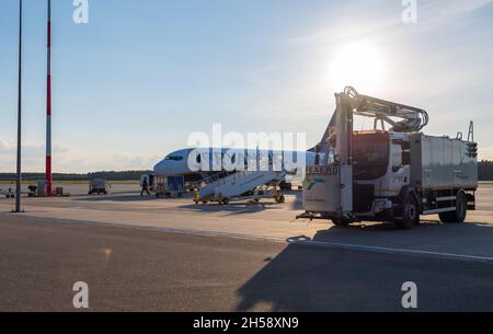 13/09/2021. Flughafen Olsztyn-Mazury, Polen. Ryanair-Flugzeug auf dem Asphalt des Flughafens, das abreisebereit ist und auf die Passagiere zum Einsteigen wartet. Stockfoto