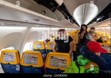 13/09/2021. Flughafen Olsztyn-Mazury, Polen. Ryanair-Flugzeug bereit für den Abflug. Passagiere, die zugewiesene Sitzplätze in der Kabine nehmen. Stockfoto