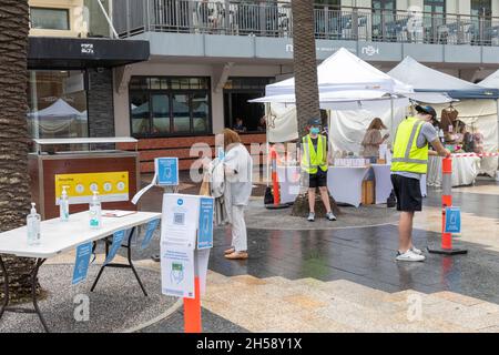 Covid 19 Coronavirus-Check-in und Desinfektionsmittel-Tisch für den Eintritt zum einzigen Markt der Strandfarmer in Sydney in Australien Stockfoto