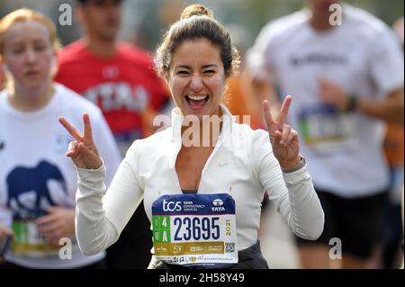 Sirlene Saldivar lächelt, als sie sich der 13. Meile nähert, während sie am 2021. TCS New York City Marathon beim 50. Lauf im Stadtteil Queens von New York City, NY, am 7. November 2021 teilnimmt. (Foto von Anthony Behar/Sipa USA)