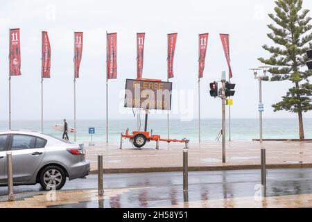 Bitte lassen Sie sich impfen, die auf einem elektronischen Schild an den Manly Beach Promenaden angezeigt werden.der Staat nähert sich 90% vollständig geimpft,Sydney,Australien Stockfoto