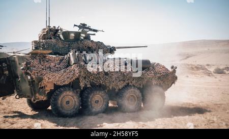 Bislah, Israel. 03. November 2021. US-Marineinfanteristen, die der Light Armored Reconnaissance Company, 11. Marine Expeditionary Unit, zugewiesen wurden, feuern die Hauptwaffe auf ein gepanzertes LAV-25 Fahrzeug während einer israelischen Interoperabilitätsübung im Bislah Training Center am 3. November 2021 in Bislah, Israel. Kredit: SSGT. Donald Holbert/US Marines Photo/Alamy Live News Stockfoto