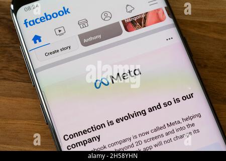 Facebook hat sich als Meta umbenannt - die Marke umfasst die Apps Facebook, Messenger, Instagram und WhatsApp - die auf einem Smartphone-Bildschirm angezeigt werden. VEREINIGTES KÖNIGREICH Stockfoto