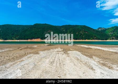 Die Dürrebedingungen im Sommer in den Vereinigten Staaten spiegeln sich in den niedrigen Wasserständen des Palisades-Stausees in der Nähe von Alpine, Wyoming, USA, wider Stockfoto