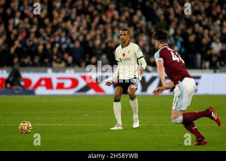 London, Großbritannien. November 2021. Joel Matip von Liverpool während des Premier League-Spiels zwischen West Ham United und Liverpool am 7. November 2021 im London Stadium, Queen Elizabeth Olympic Park, London, England. Foto von Carlton Myrie. Nur zur redaktionellen Verwendung, Lizenz für kommerzielle Nutzung erforderlich. Keine Verwendung bei Wetten, Spielen oder Veröffentlichungen einzelner Clubs/Vereine/Spieler. Kredit: UK Sports Pics Ltd/Alamy Live Nachrichten Stockfoto