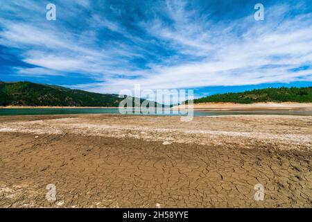 Die Dürrebedingungen im Sommer in den Vereinigten Staaten spiegeln sich in den niedrigen Wasserständen des Palisades-Stausees in der Nähe von Alpine, Wyoming, USA, wider Stockfoto