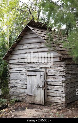 Eine rustikale Blockhütte im San Antonio Botanical Garden in Texas. Stockfoto