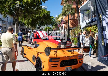 Fort Lauderdale, USA. November 2021. Das Publikum der Exotics on Las Olas besteht aus exotischen und Supercar-Besitzern, Enthusiasten und Sammlern in Kombination mit den Zuschauern des Publikums in Fort Lauderdale, FL, am 7. November 2021. Einige der weltweit begehrtesten Automobilmarken und -Modelle der Branche werden anwesend sein, darunter Ferrari, Lamborghini und Bgattii, McLaren, Rolls-Royce, Aston Martin, Porsche und Koenigsegg (Foto: Yaroslav Sabitov/YES Market Media/Sipa USA) Quelle: SIPA USA/Alamy Live News Stockfoto