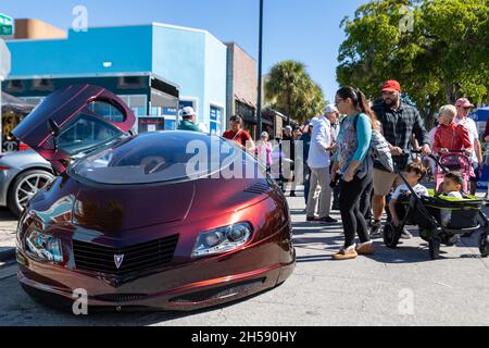 Fort Lauderdale, USA. November 2021. Das Publikum der Exotics on Las Olas besteht aus exotischen und Supercar-Besitzern, Enthusiasten und Sammlern in Kombination mit den Zuschauern des Publikums in Fort Lauderdale, FL, am 7. November 2021. Einige der weltweit begehrtesten Automobilmarken und -Modelle der Branche werden anwesend sein, darunter Ferrari, Lamborghini und Bgattii, McLaren, Rolls-Royce, Aston Martin, Porsche und Koenigsegg (Foto: Yaroslav Sabitov/YES Market Media/Sipa USA) Quelle: SIPA USA/Alamy Live News Stockfoto