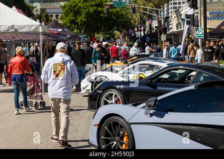 Fort Lauderdale, USA. November 2021. Das Publikum der Exotics on Las Olas besteht aus exotischen und Supercar-Besitzern, Enthusiasten und Sammlern in Kombination mit den Zuschauern des Publikums in Fort Lauderdale, FL, am 7. November 2021. Einige der weltweit begehrtesten Automobilmarken und -Modelle der Branche werden anwesend sein, darunter Ferrari, Lamborghini und Bgattii, McLaren, Rolls-Royce, Aston Martin, Porsche und Koenigsegg (Foto: Yaroslav Sabitov/YES Market Media/Sipa USA) Quelle: SIPA USA/Alamy Live News Stockfoto