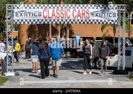 Fort Lauderdale, USA. November 2021. Das Publikum der Exotics on Las Olas besteht aus exotischen und Supercar-Besitzern, Enthusiasten und Sammlern in Kombination mit den Zuschauern des Publikums in Fort Lauderdale, FL, am 7. November 2021. Einige der weltweit begehrtesten Automobilmarken und -Modelle der Branche werden anwesend sein, darunter Ferrari, Lamborghini und Bgattii, McLaren, Rolls-Royce, Aston Martin, Porsche und Koenigsegg (Foto: Yaroslav Sabitov/YES Market Media/Sipa USA) Quelle: SIPA USA/Alamy Live News Stockfoto