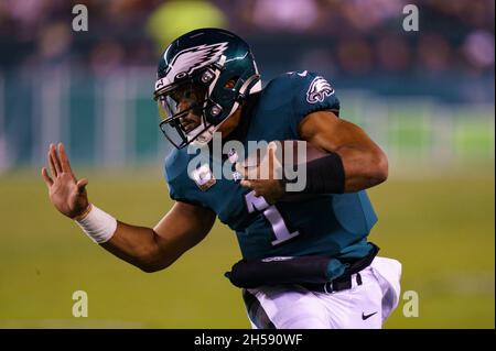 Philadelphia, USA. November 2021. Philadelphia, Pennsylvania, USA. November 2021. Philadelphia Eagles Quarterback Jalen Hurts (1) kriecht mit dem Ball während des NFL-Spiels zwischen den Los Angeles Chargers und den Philadelphia Eagles im Lincoln Financial Field in Philadelphia, Pennsylvania. Christopher Szagola/CSM/Alamy Live News Credit: CAL Sport Media/Alamy Live News Stockfoto