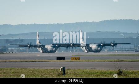 Zwei neue C-130J Super Hercules Flugzeuge kommen am 6. November 2021 auf der Kentucky Air National Guard Base in Louisville, Ky. An und läuten eine neue Ära der Luftfahrt für den 123. Luftlift Wing ein. Die hochmodernen Transporte gehören zu den acht, die der Flügel in den nächsten 11 Monaten erhalten wird, um acht alternde Flugzeuge des C-130 H-Modells zu ersetzen, die 1992 gebaut wurden und weltweit im Einsatz waren. (USA Foto der Air National Guard von Dale Greer) Stockfoto