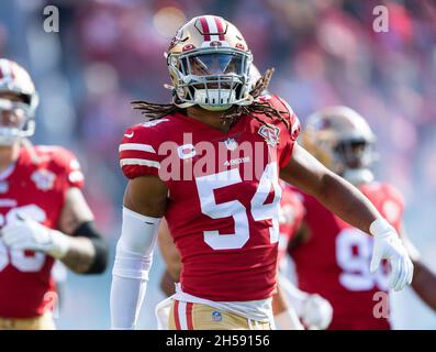 Santa Clara, Kalifornien, USA. November 2021. Fred Warner (54), der Mittellinebacker von San Francisco 49ers, geht auf das Feld, bevor es im Levi's Stadium in Santa Clara, Kalifornien, zu einem NFL-Fußballspiel zwischen den Arizona Cardinals und den San Francisco 49ers geht. Valerie Shoaps/CSM/Alamy Live News Stockfoto