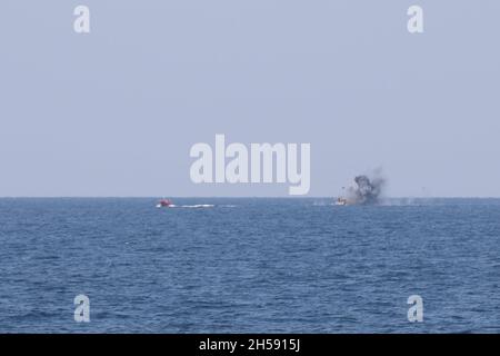 211106-A-PX137-0109 ARABISCHER GOLF (NOV 05, 2021) das Patrouillenschiff USS Tempest (PC 2) der Zyklonklasse feuert während eines Test- und Leistungsfeuers im Arabischen Golf am 5. November eine Griffin-Rakete. Tempest, der dem Kommandanten der Task Force (CTF) 55 zugewiesen wurde, unterstützt die maritimen Sicherheitsoperationen und die Zusammenarbeit im Bereich der Theatersicherheit im Einsatzbereich der 5. Flotte der USA. (USA Army Photo von SPC. Aleksander Fomin) Stockfoto