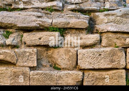 Die alten römischen Steinblöcke sind noch heute erhalten. Stockfoto