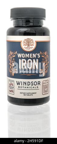 Winneconne, WI – 10. Oktober 2021: Ein Paket mit Windsor Botanicals Frauen Eisen Ergänzung auf einem isolierten Hintergrund Stockfoto