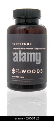 Winneconne, WI -10 Oktober 2021: Ein Paket von Fortitude Multivitamin für Männer in den Wald Ergänzung auf einem isolierten Hintergrund Stockfoto