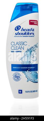 Winneconne, WI -10. Oktober 2021: Ein Paket von Kopf und Schultern klassischen sauberen Shampoo auf einem isolierten Hintergrund Stockfoto