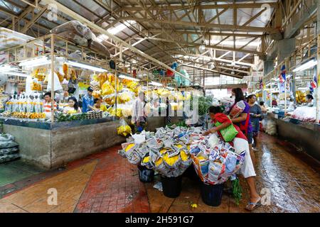 Bangkok, Thailand - 15. Februar 2015: Pak Khlong Talat ist ein Markt in Bangkok, Thailand, der Blumen, Obst und Gemüse verkauft. Es ist der Primar Stockfoto