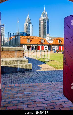 Der RSA Battle House Tower und die Renaissance Mobile Riverview Plaza sind vom Innenhof des Fort of Colonial Mobile in Mobile, Alabama aus zu sehen. Stockfoto