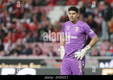 Lissabon, Portugal. November 2021. Matheus Magalhães Torwart des SC Braga reagiert während des Liga Portugal Bwin-Spiels zwischen SL Benfica und SC Braga am 07. November 2021 in Lissabon, Portugal. Valter Gouveia/SPP Credit: SPP Sport Press Photo. /Alamy Live News Stockfoto