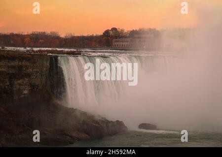 Blick auf den Wasserfall der American Niagara Falls bei Sonnenuntergang vor dem spektakulären Himmel. American Falls ist der zweitgrößte der drei Wasserfälle, die zu Stockfoto