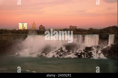 Blick auf den Wasserfall der American Niagara Falls bei Sonnenuntergang vor dem spektakulären Himmel. American Falls ist der zweitgrößte der drei Wasserfälle, die zu Stockfoto