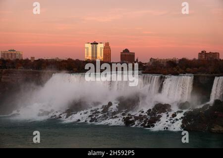 Blick auf den Wasserfall der American Niagara Falls bei Sonnenuntergang vor dem spektakulären Himmel. American Falls ist der zweitgrößte der drei Wasserfälle, die zu Stockfoto