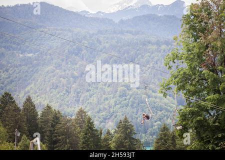 Bild von Skiliften im Sommer in Slowenien, in Bled, wenn es in der warmen Jahreszeit keinen Schnee gibt und der See im Hintergrund blutet. Stockfoto