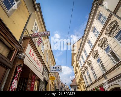 Bild von Radiceva ulica in Zagreb, Kroatien, im Sommer mit Schwerpunkt auf einem Kravata-Laden oder Kravata auf kroatisch. Radiceva Straße ist eine Straße in der Zagreb, Stockfoto