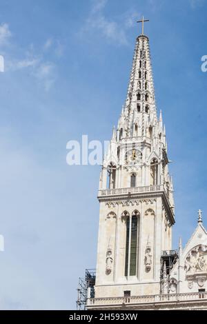 Bild der Kathedrale von Zagreb im Sommer. Die Kathedrale von Zagreb, am Kaptol, ist eine römisch-katholische Kathedrale und nicht nur das höchste Gebäude Stockfoto