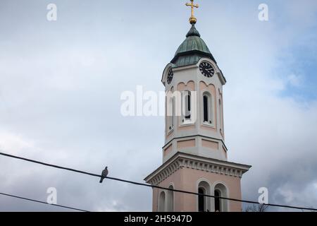 Bild des Turms der serbischen Kirche, in Obrenovac Serbien, zeigt die Zeit an. Obrenovac ist eine Stadt im südlichen Teil von Belgrad, Serbien Stockfoto